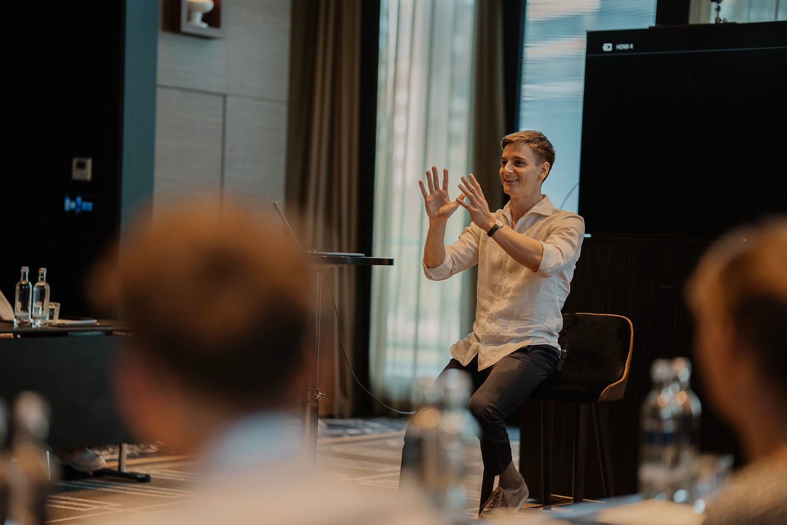 Max Längsfeld leitet einen Workshop mit Unternehmern